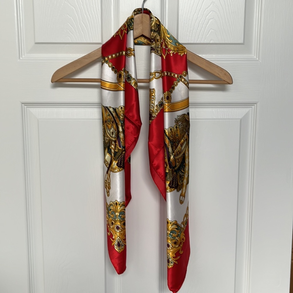 Back On 74 Scarf Square gold and red chain New Instant Upgrade
